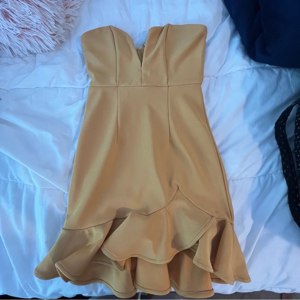 Selfie Leslie yellow strapless dress
